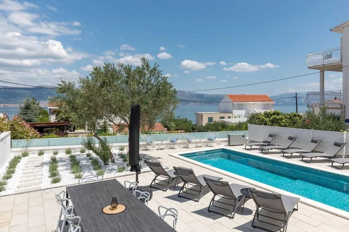 Apartment In Arbanija With Sea View, Terrace, Air Conditioning, Wifi 5139-1 Trogir