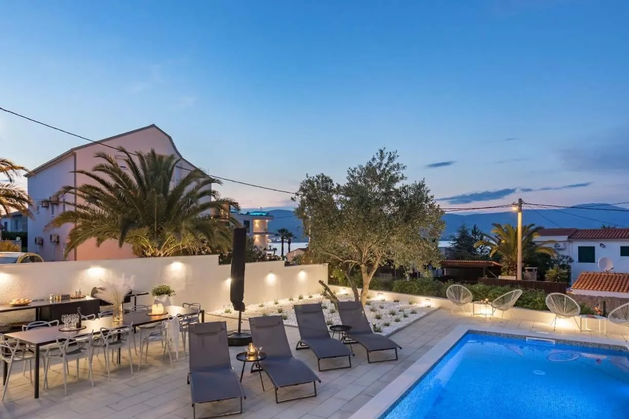Apartment In Arbanija With Sea View, Terrace, Air Conditioning, Wifi 5139-1 Trogir